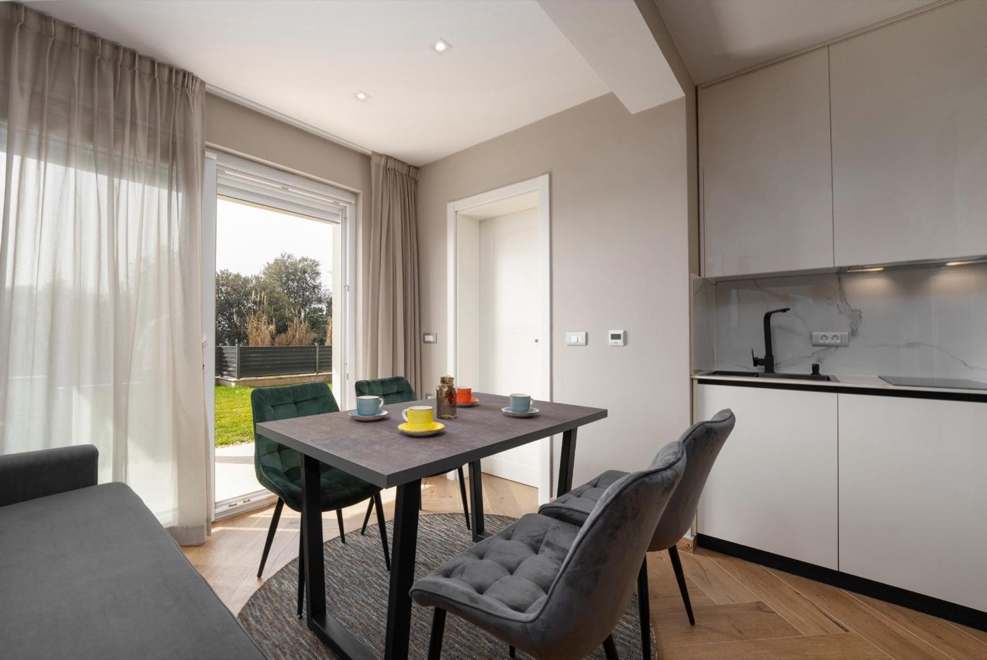 Larum Apartmens Vrsar Exterior foto